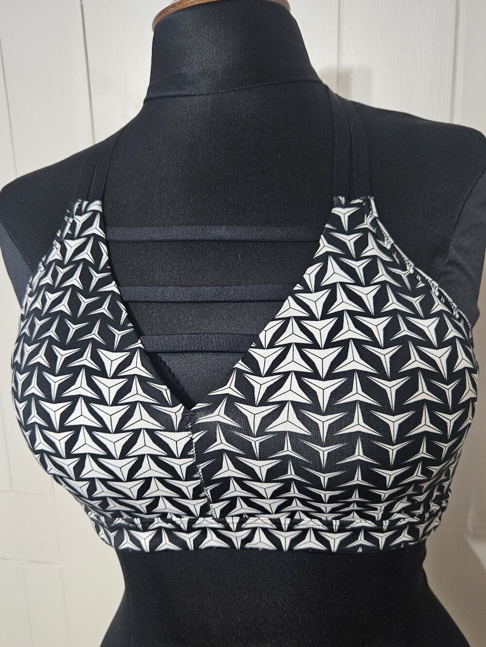 Victoria's Secret Black & White Geometric Strappy Sports Bra - LARGE